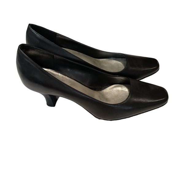 East 5th Women’s Black leather pumps. Size 6.5M - Picture 3 of 9